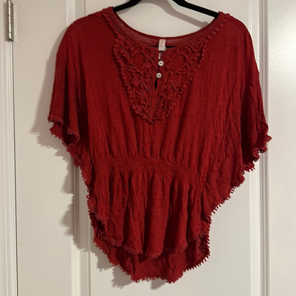 Red Xhileration Top Size M Lace Short Sleeve Flowy